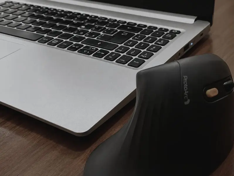 Dettaglio del computer con il mouse